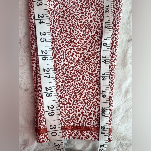 Athleta Salutation Stash Pocket Textured 7/8 Tight Leggings in Micro Cheetah - Picture 11 of 11